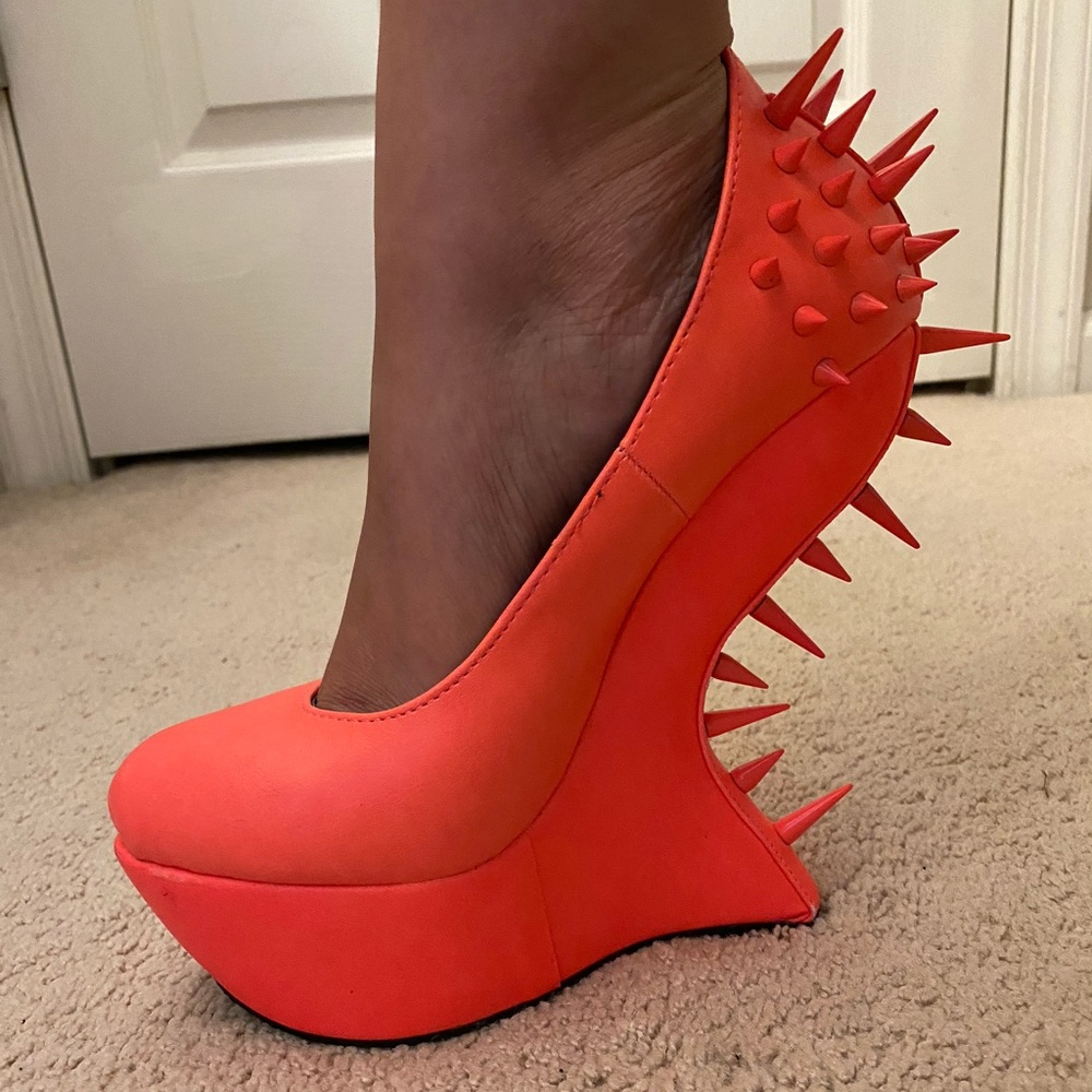 Privileged Spiked Serra Pump